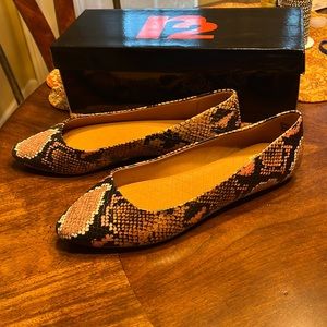 Ladies Flats size9.     104